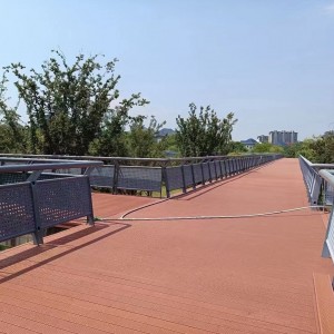 户外圆孔地板 WPC 深压纹木纹地板